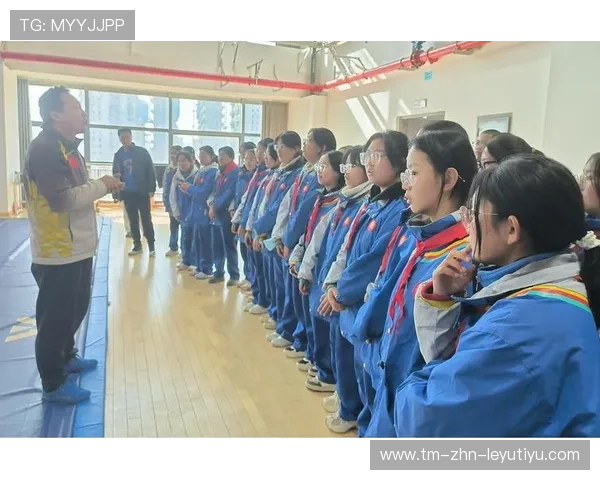 举重学院完善青少年训练的康复体系与伤病预防教育，举重训练馆